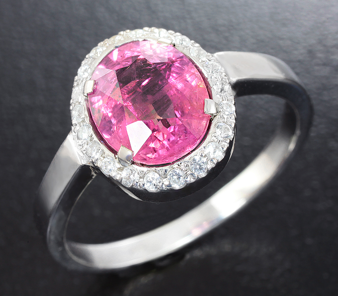 Серебро 925 Кольцо c ярко-розовым сапфиром и лейкосапфирами