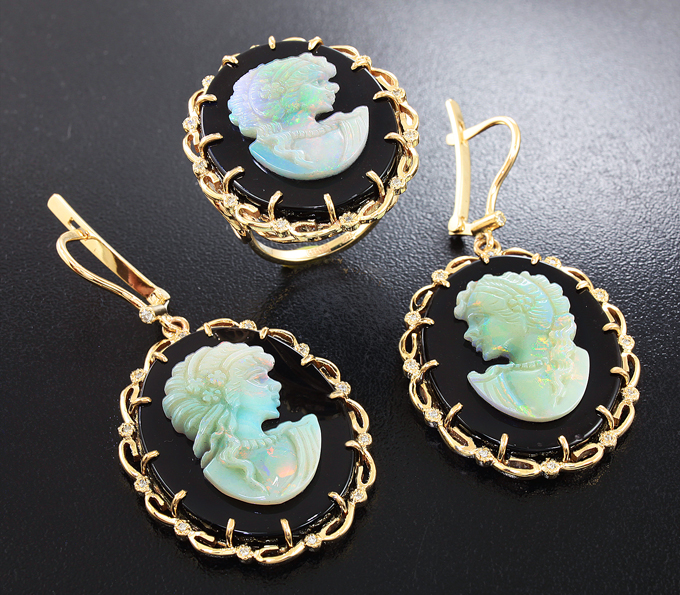 Золото Комплект с камеями из оникса с резными опалами топового качества и бриллиантами