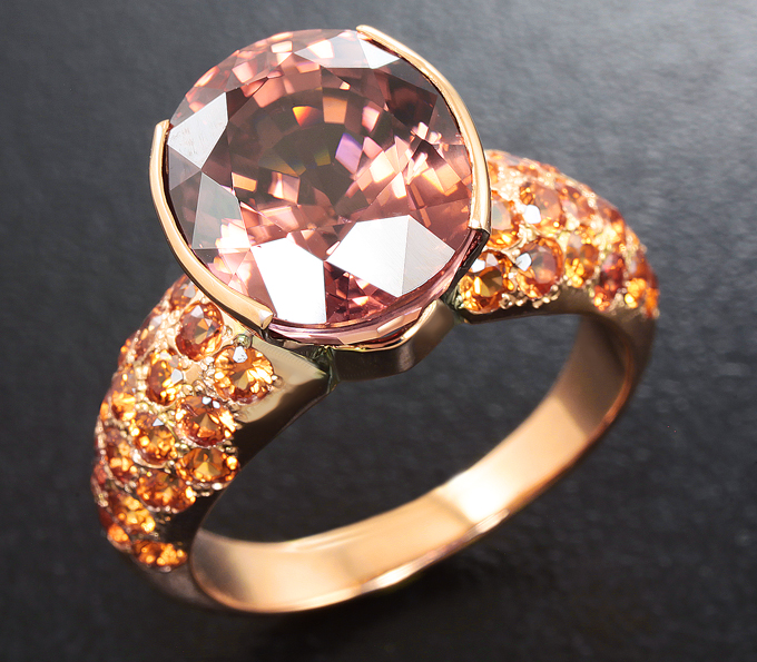 Золото Кольцо с крупным оранжевым цирконом и сапфирами