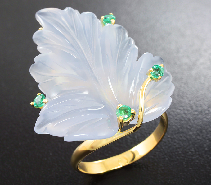 Золото Кольцо с резным халцедоном