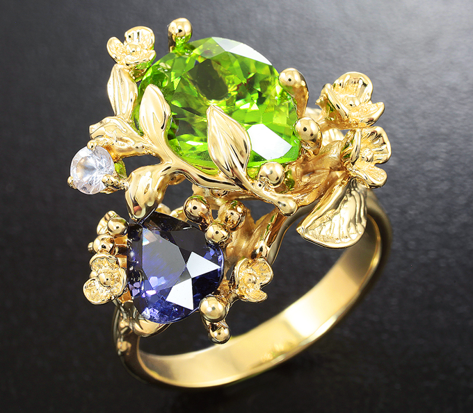 Золото Кольцо с сине-фиолетовой шпинелью, перидотом и лейкосапфирами