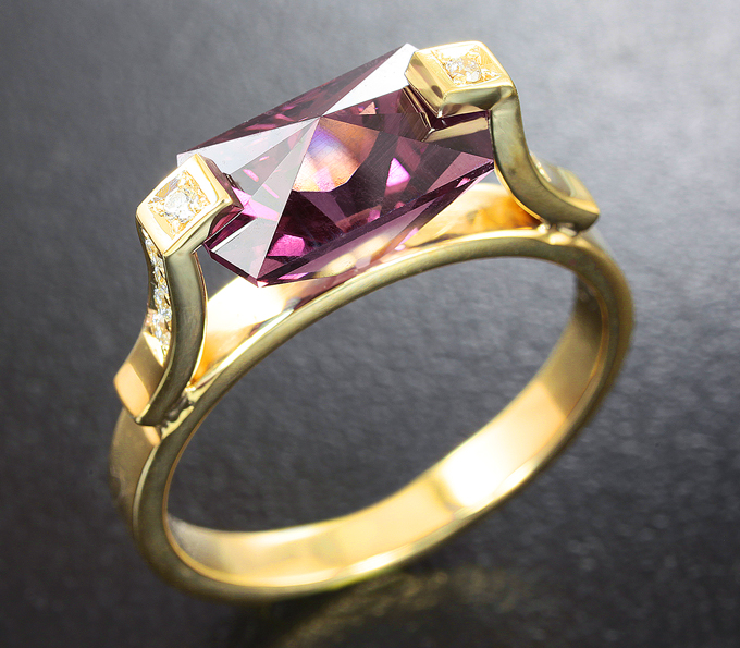 Золото Кольцо с умбалитом гранатом эксклюзивной авторской огранки и бриллиантами