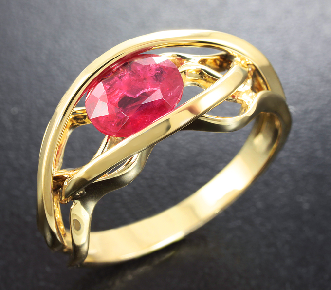 Золото Кольцо с земляничной шпинелью