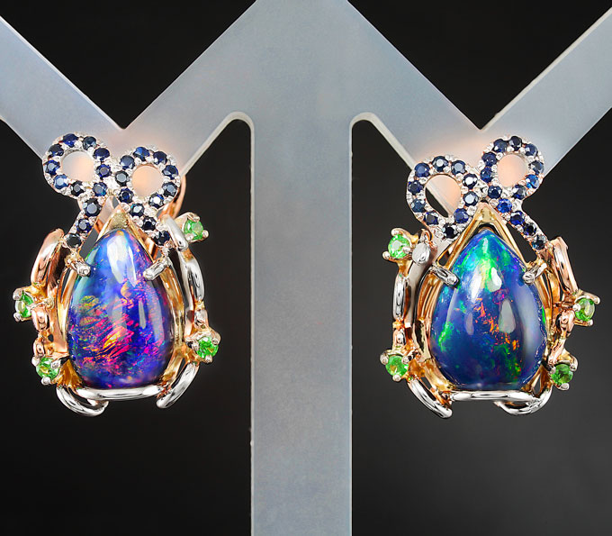 Золото Серьги с кристаллическими черными опалами, синими сапфирами и цаворитами гранатами