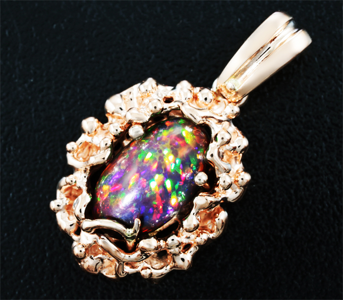 Золото Кулон с фантастическим черным опалом