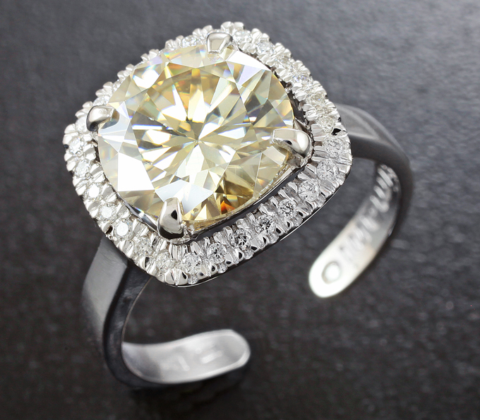 Золото Кольцо с муассанитом и бриллиантами