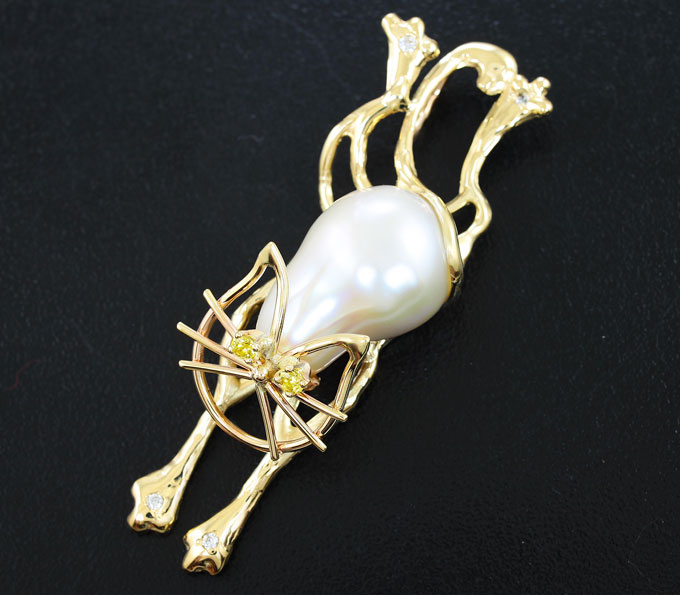 Золото Кулон с жемчужиной барокко, желтыми и бесцветными сапфирами