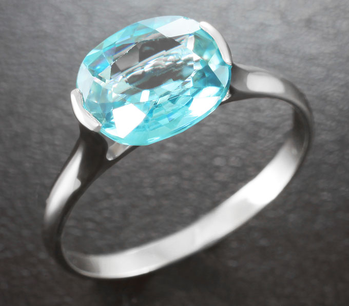 Золото Кольцо с голубым цирконом