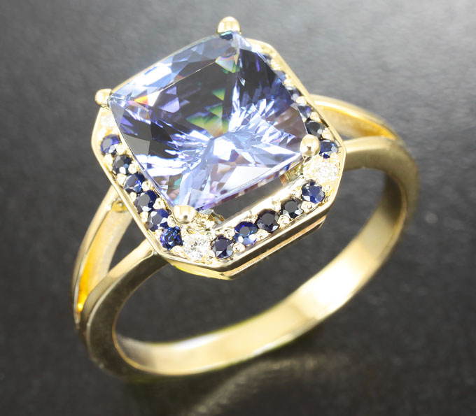 Золото Кольцо с чистейшим танзанитом, синими сапфирами и бриллиантами