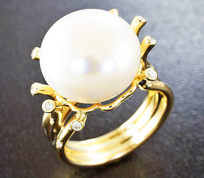Кольцо с морской жемчужиной и бриллиантами