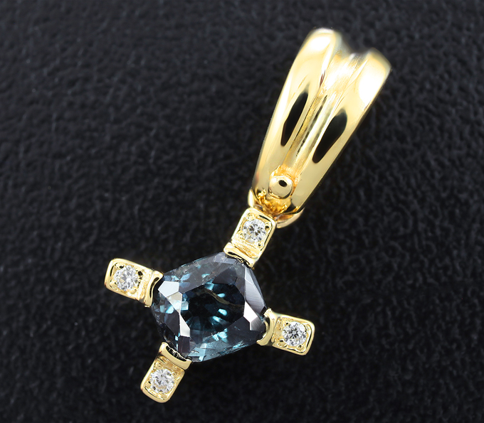 Золото Кулон с гранатом и бриллиантами