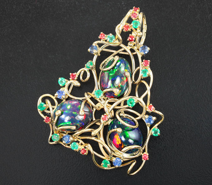 Золото Кулон с кристаллическими черными опалами, изумрудами, рубинами и синими сапфирами