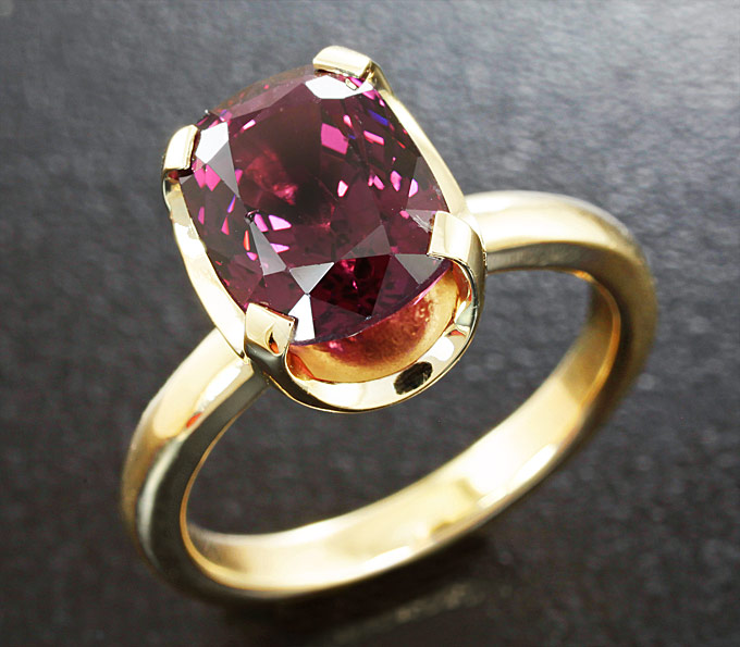 Золото Кольцо с пурпурно-красной шпинелью
