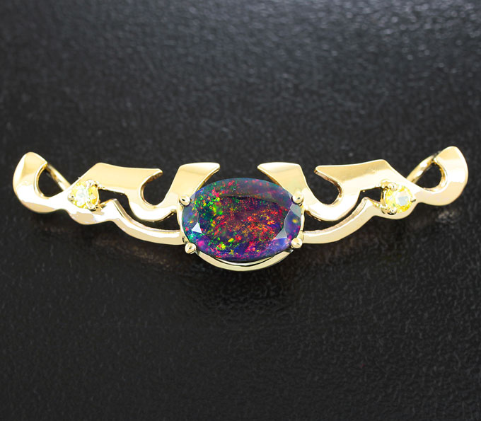 Золото Кулон с ограненным черным опалом и желтовато-белыми сапфирами