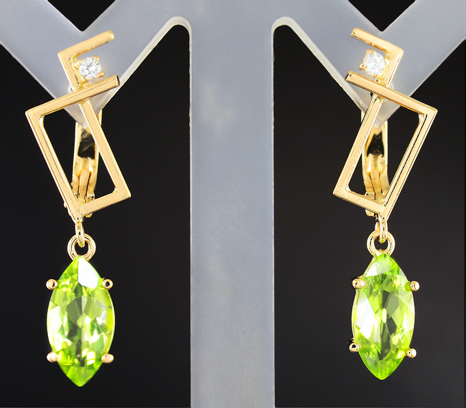 Золото Серьги с хризолитами и лейкосапфирами