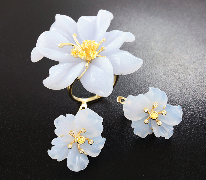 Золото Комплект с резным халцедоном и желтыми сапфирами