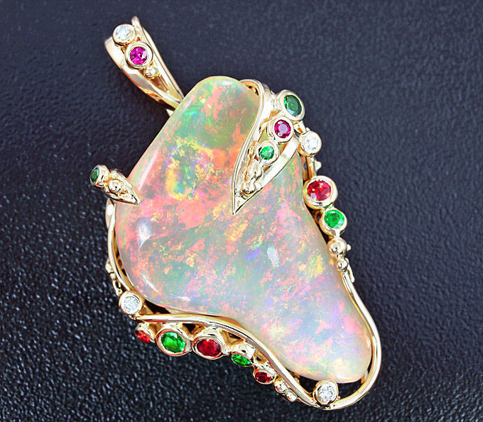 Золото Кулон с кристаллическим эфиопским опалом, цаворитами гранатами, рубинами, бесцветными сапфирами и бриллиантами