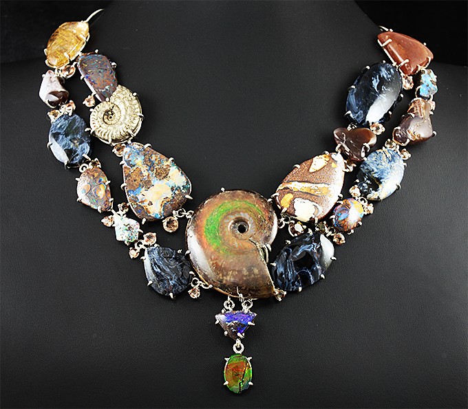 Серебро 925 Колье с аммонитами, австралийскими болдер опалами, петерситами и другими самоцветами