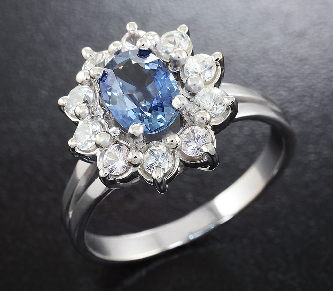 Золото Кольцо с синим и бесцветными сапфирами