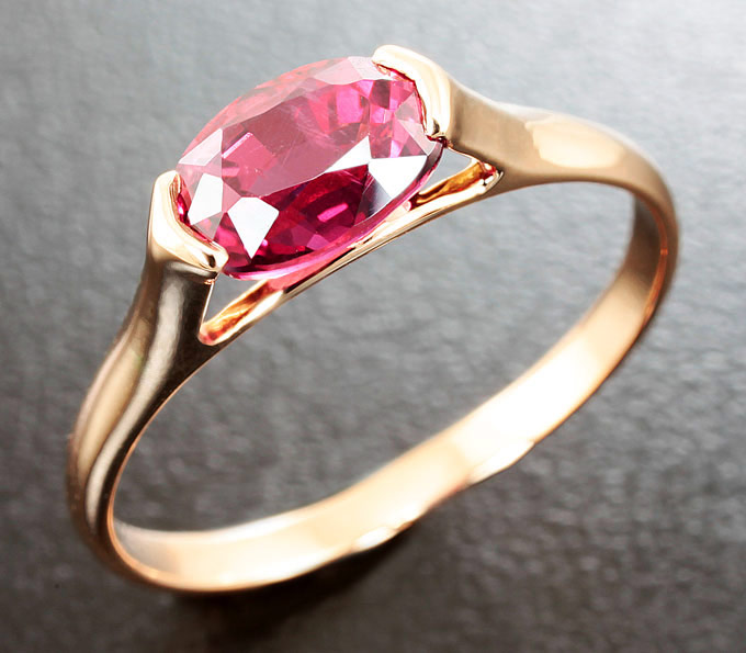 Золото Кольцо с красной «неоновой» шпинелью топовго цвета