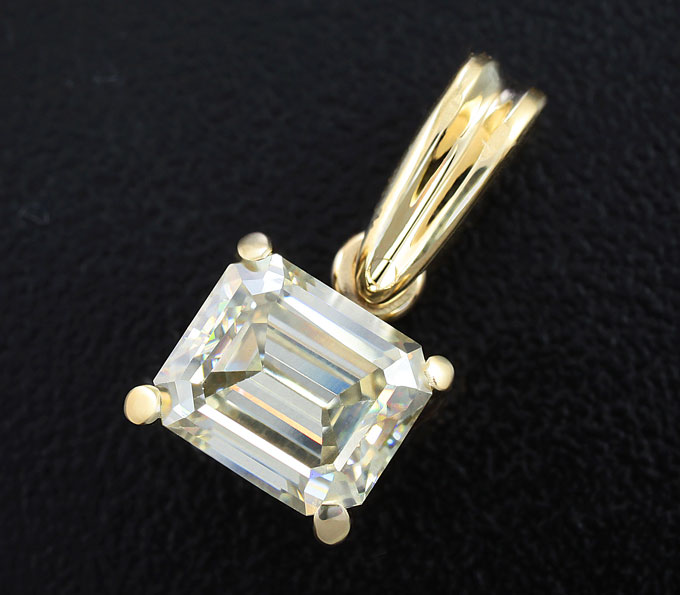 Золото Кулон с муассанитом