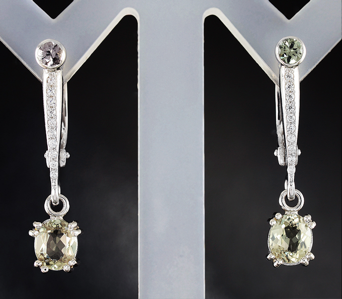 Золото Серьги с гранатами со сменой цвета, диаспорами и бесцветными сапфирами