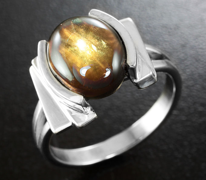 Золото Кольцо cо звездчатым сапфиром