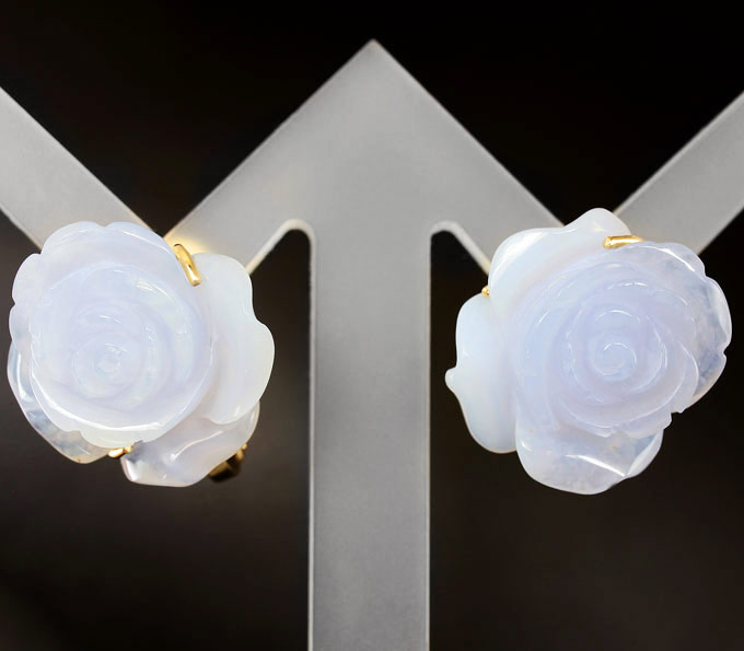 Золото Серьги с резным халцедоном