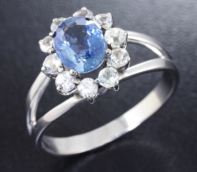 Золото Кольцо с синим и бесцветными сапфирами