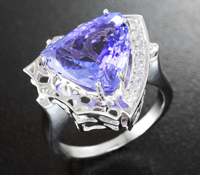 Золото Кольцо с крупным танзанитом и бриллиантами