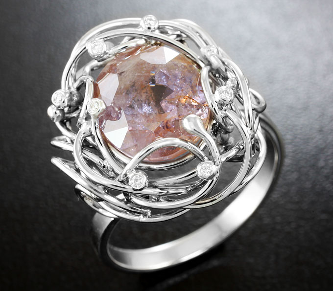 Золото Кольцо с крупным полихромным сапфиром и бриллиантами