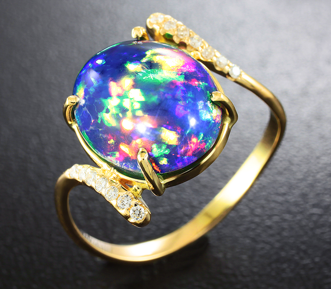 Золото Кольцо с кристаллическим черным опалом и бриллиантами