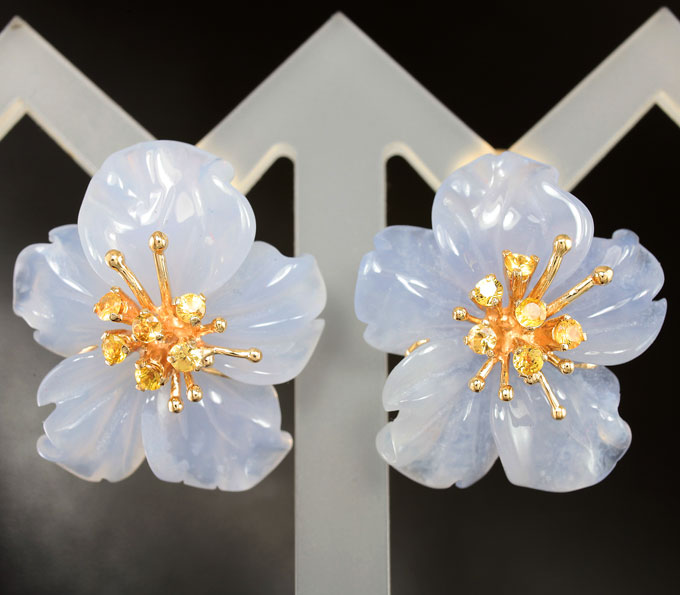 Золото Серьги с резными халцедонами и сапфирами