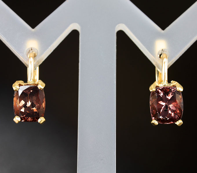 Золото Серьги с гранатами со сменой цвета