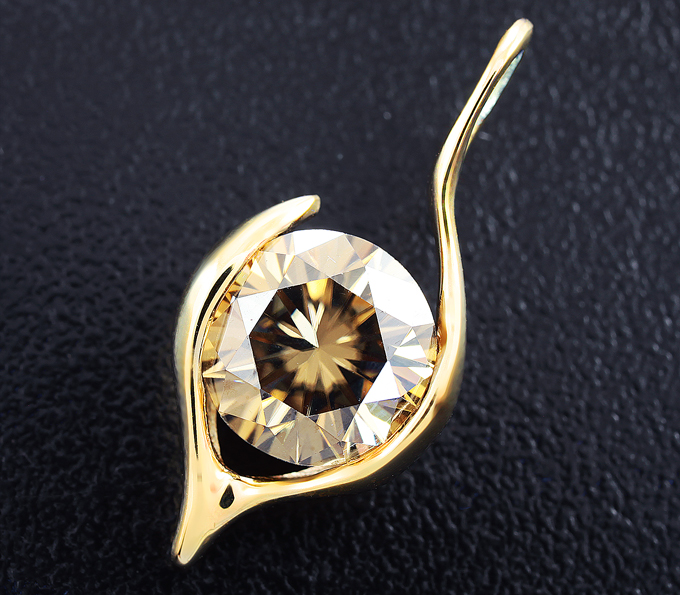 Золото Кулон с золотистым муассанитом