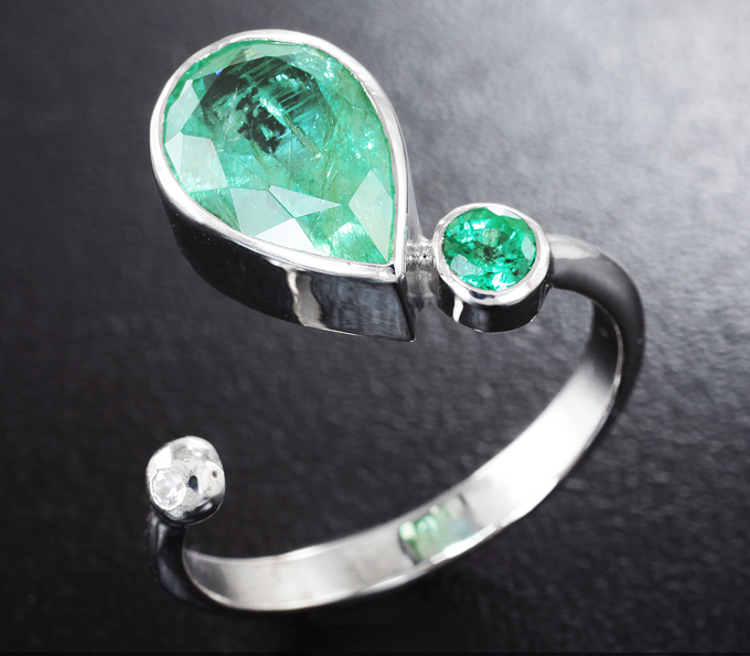 Серебро 925 Кольцо c изумрудами и лейкосапфиром