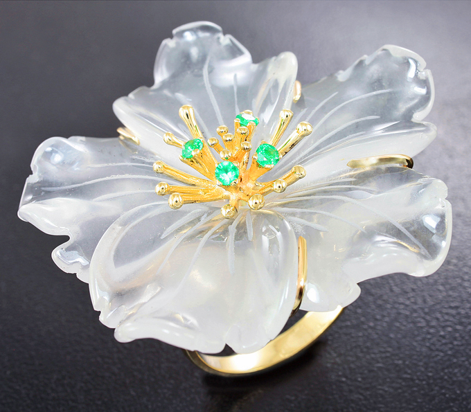 Золото Кольцо с бесцветным кварцем и изумрудами