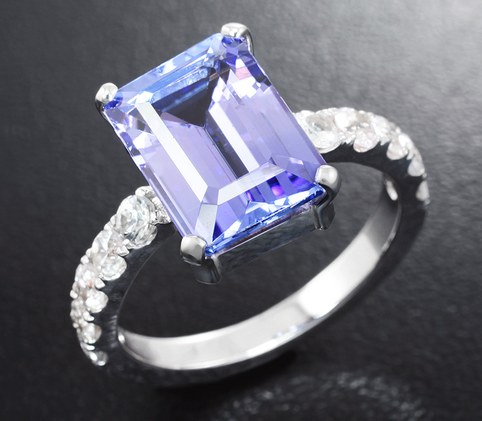 Золото Кольцо с чистейшим танзанитом топового качества и лейкосапфирами