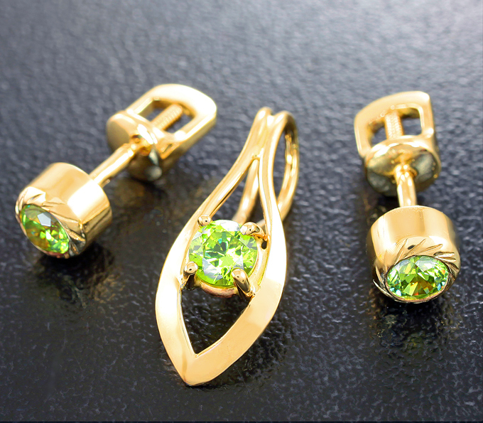 Золото Комплект с уральскими демантоидами