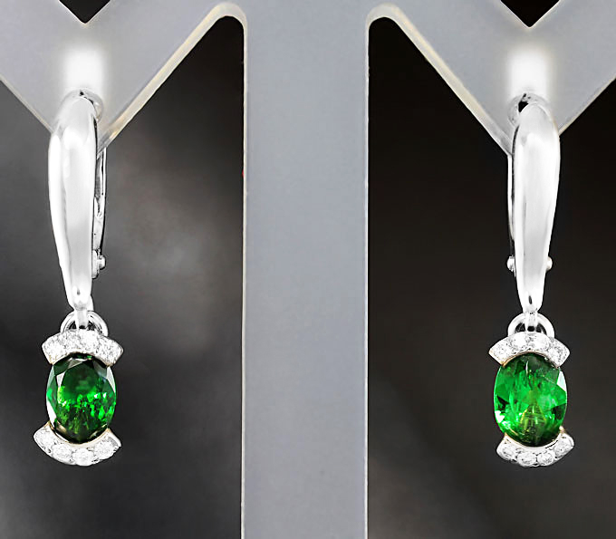 Золото Серьги с цаворитами гранатами и бриллиантами