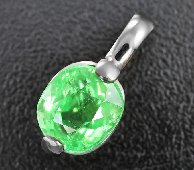 Серебро 925 Кулон с крупным цаворитом гранатом