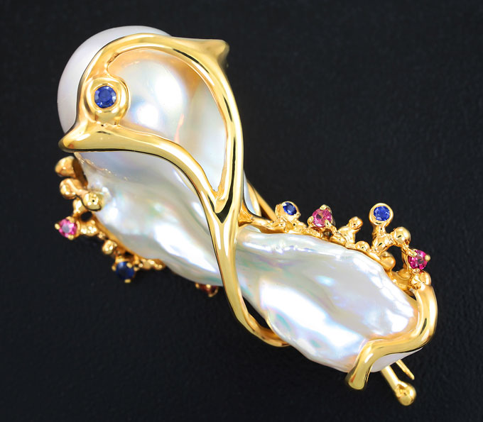 Серебро 925 Брошь c топовой жемчужиной барокко, розовыми и синими сапфирами