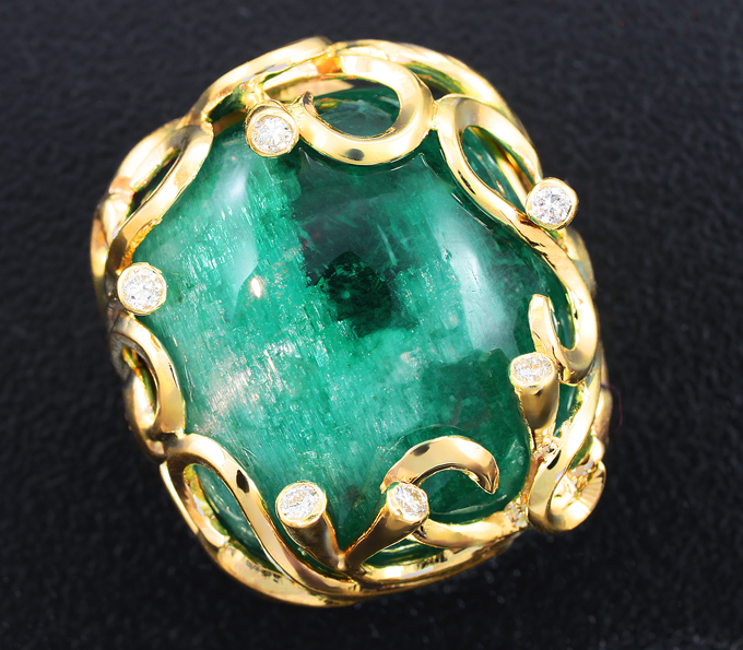 Золото Кулон с редким крупным уральским изумрудом с эффектом кошачьего глаза и бриллиантами