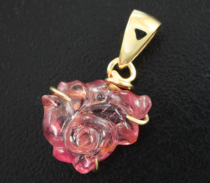 Золото Кулон с крупной резной шпинелью