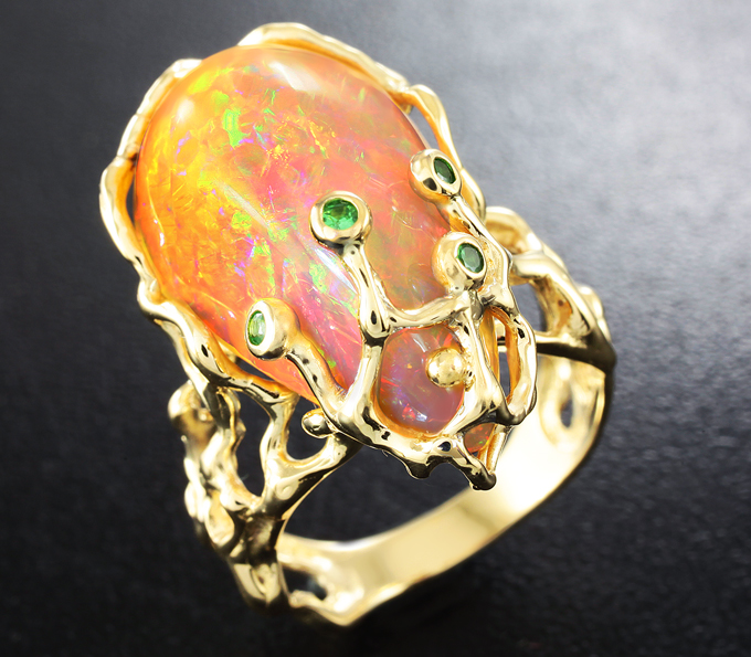 Золото Кольцо с кристаллическим эфиопским опалом и цаворитами гранатами