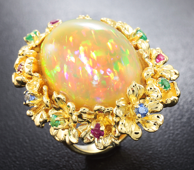 Золото Кольцо с кристаллическим эфиопским опалом, рубинами, изумруд и синими сапфирами