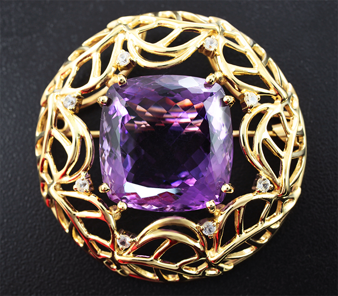 Золото Брошь с чистейшим крупным аметистом и лейкосапфирами
