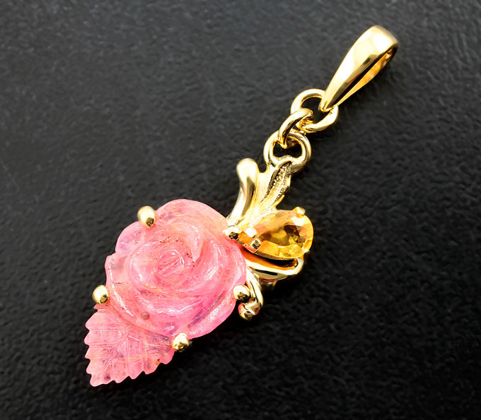 Золото Кулон с резным розовым сапфиром