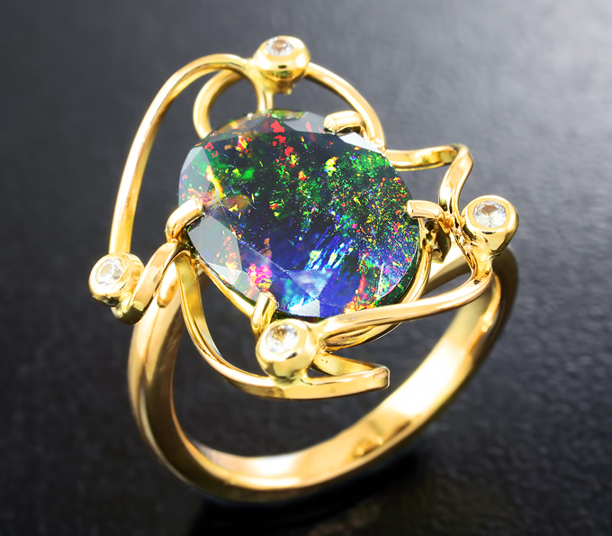 Золото Кольцо с ограненным черным опалом и лейкосапфирами