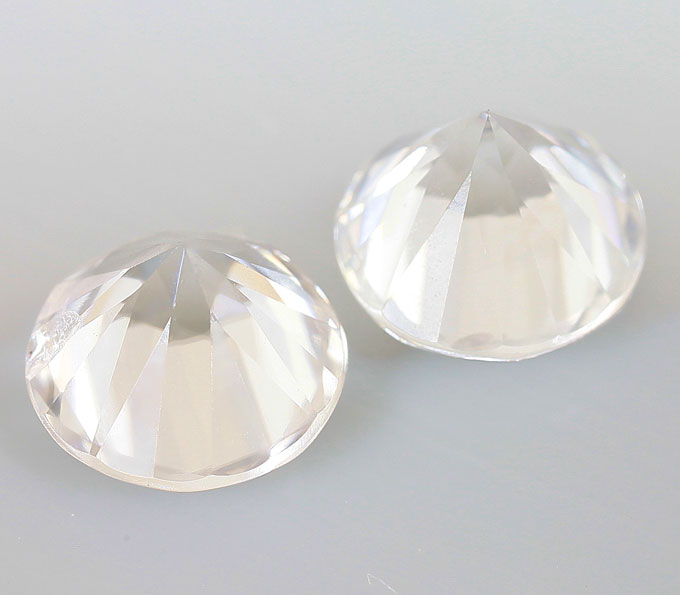 Пара бесцветных цирконов бриллиантовой огранки 2,76 карата